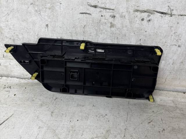 Toyota Auris 2012-2019 E18 2012-2019 Fűtés- és közép kapcsolók használt  digit