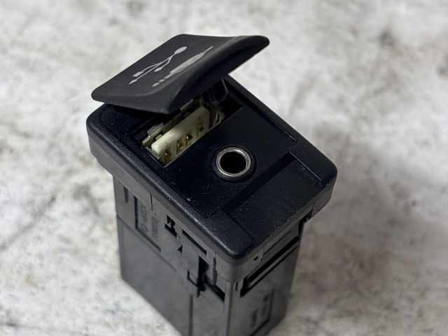 Toyota Auris 2012-2019 E18 2012-2019 Usb csatlakozó használt 