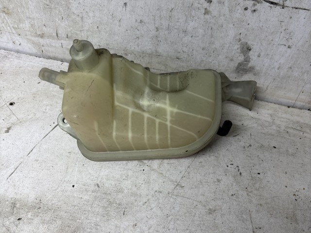 Toyota Auris 2012-2019 E18 2012-2019 Kiegyenlítő tartály használt   