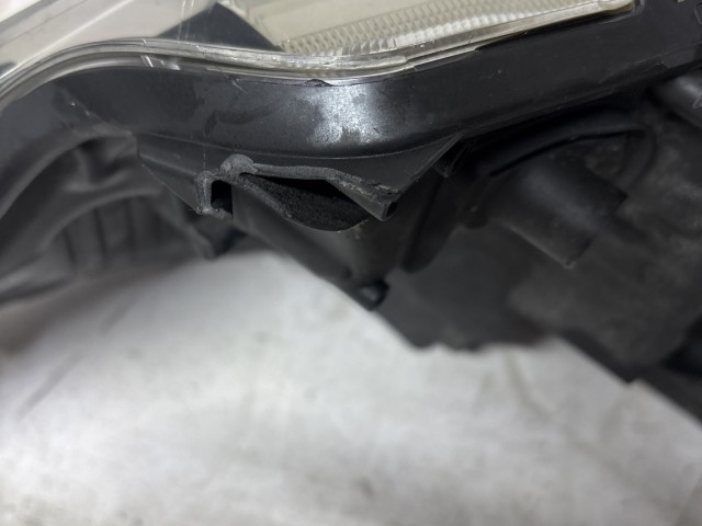 212794 Toyota Auris 2012-2019 E18 2012-2019 Lámpa , Fényszóró használt  sima jobb első a képen látható sérüléssel