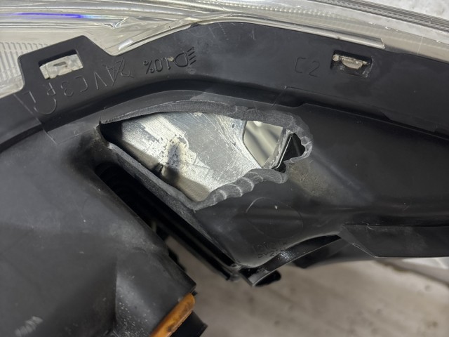 212794 Toyota Auris 2012-2019 E18 2012-2019 Lámpa , Fényszóró használt  sima jobb első a képen látható sérüléssel