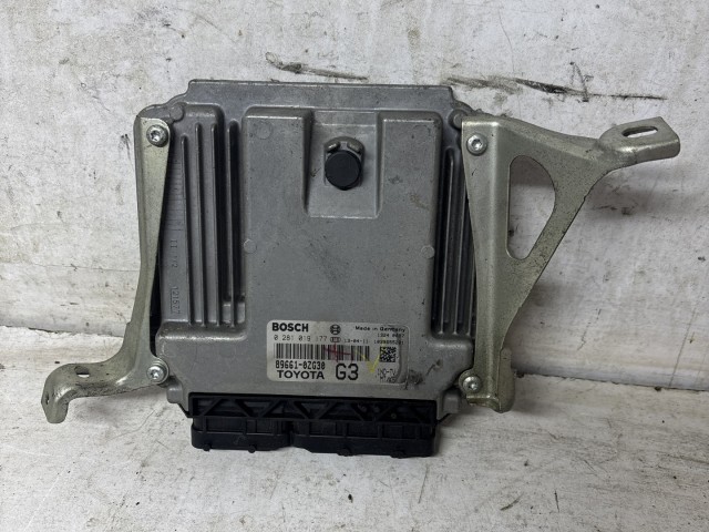 Toyota Auris 2012-2019 E18 2012-2019 Motorvezérlő használt    0281019177