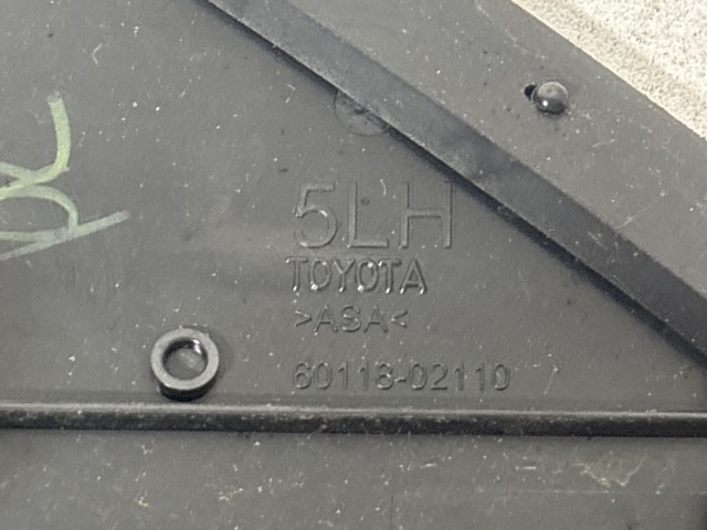 Toyota Auris 2012-2019 E18 2012-2019 Külső műanyag alkatrészek használt  sárvédő háromszög bal 