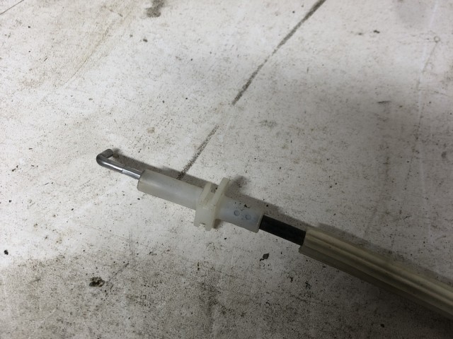 Fiat Doblo IV. 2015-2022 zár bowden belső kilincs és a zárszerkezet között