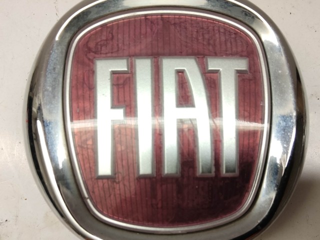 49023 Fiat Punto Evo 2009-2011 hátsó embléma, a képen látható állapotban