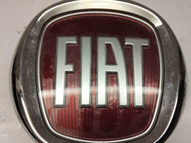 214129 Fiat Punto Evo 2009-2011 hátsó embléma, a képen látható állapotban, rögzítő csavarok letörve!