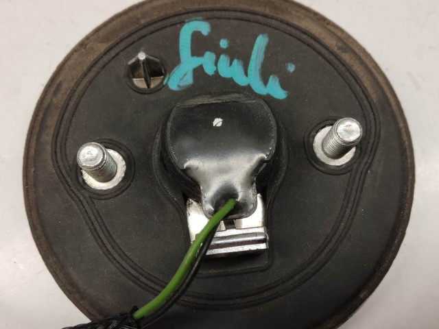 214150 Alfa Romeo Giulietta 2010-2016 hátsó nyomógombos embléma, a képen látható állapotban