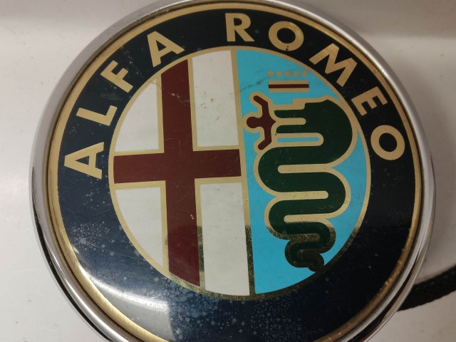 214150 Alfa Romeo Giulietta 2010-2016 hátsó nyomógombos embléma, a képen látható állapotban