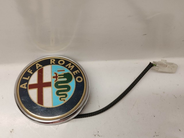 214150 Alfa Romeo Giulietta 2010-2016 hátsó nyomógombos embléma, a képen látható állapotban