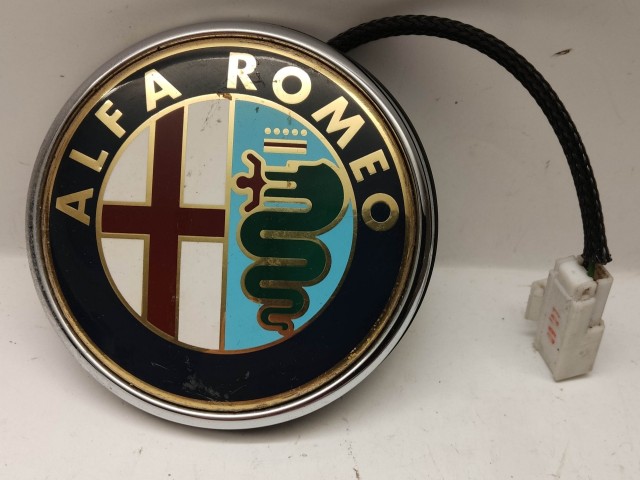 117352 Alfa Romeo Giulietta 2010-2016 hátsó nyomógombos embléma, a képen látható állapotban