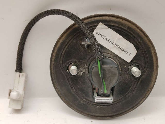 117352 Alfa Romeo Giulietta 2010-2016 hátsó nyomógombos embléma, a képen látható állapotban