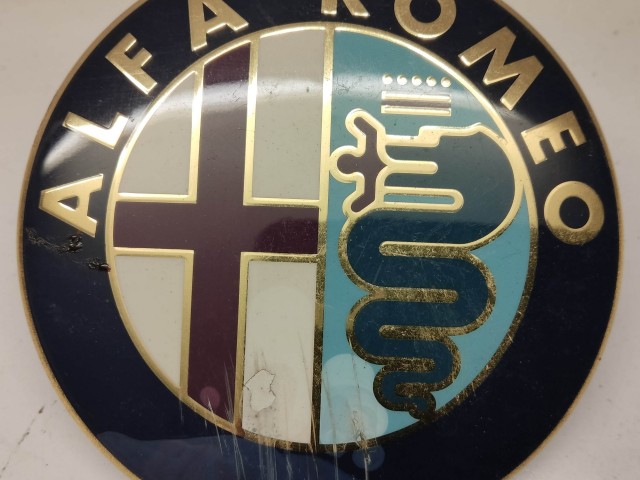 214155 Alfa Romeo 145,146,155,156,166 hátsó embléma, a képen látható állapotban 
