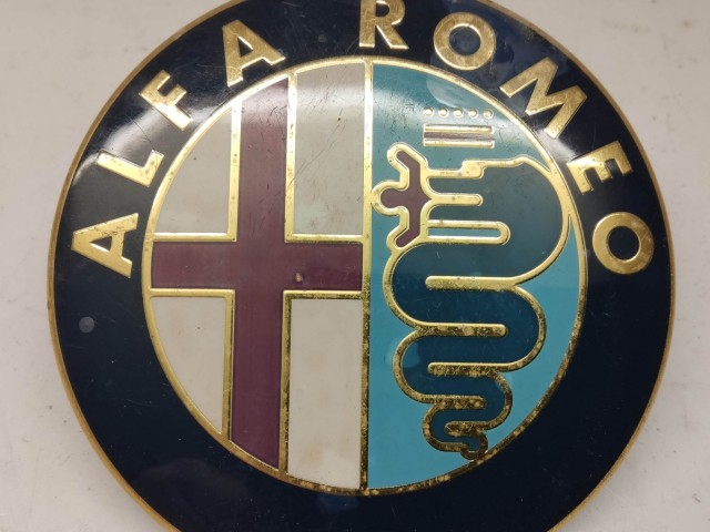 214158 Alfa Romeo 145,146,155,156,166 hátsó embléma, a képen látható állapotban