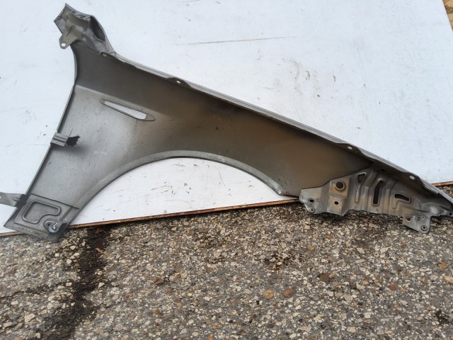 214202 Alfa Romeo 159 2005-2011 bal első sárvédő, a képen látható sérüléssel