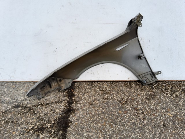 214204 Alfa Romeo 159 2005-2011 jobb első sárvédő, a képen látható sérüléssel