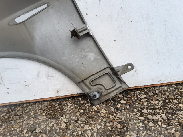 214204 Alfa Romeo 159 2005-2011 jobb első sárvédő, a képen látható sérüléssel