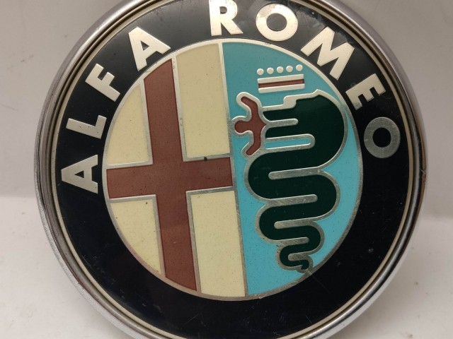 87205 Alfa Romeo 159 2005-2011 hátsó nem nyomógombos embléma, a képen látható állapotban