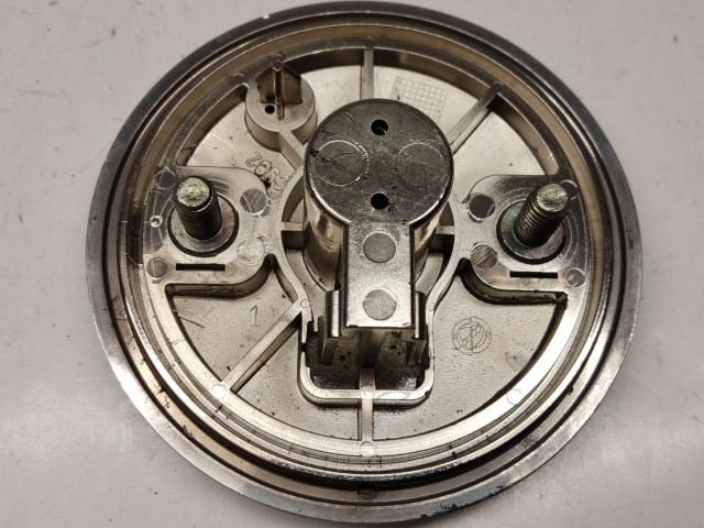 87205 Alfa Romeo 159 2005-2011 hátsó nem nyomógombos embléma, a képen látható állapotban