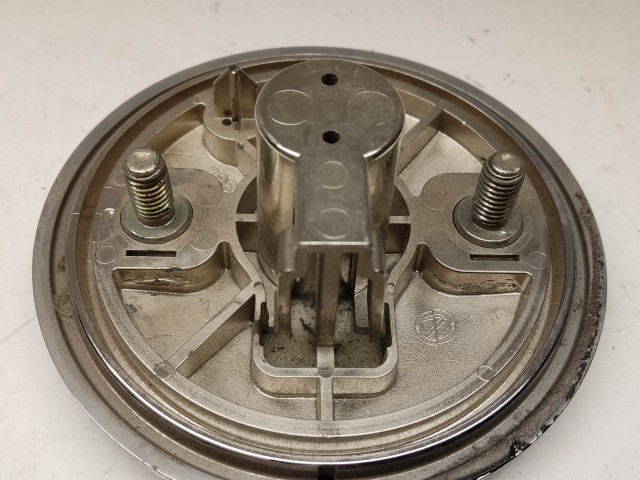 214168 Alfa Romeo 159 2005-2011 hátsó nem nyomógombos embléma, a képen látható állapotban