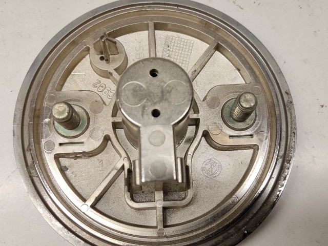 214168 Alfa Romeo 159 2005-2011 hátsó nem nyomógombos embléma, a képen látható állapotban