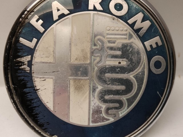 214168 Alfa Romeo 159 2005-2011 hátsó nem nyomógombos embléma, a képen látható állapotban