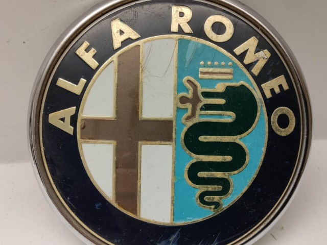 214169 Alfa Romeo 159 2005-2011 hátsó nem nyomógombos embléma, a képen látható állapotban