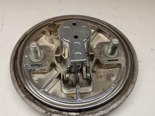 214169 Alfa Romeo 159 2005-2011 hátsó nem nyomógombos embléma, a képen látható állapotban