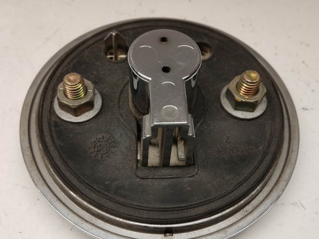 214170 Alfa Romeo 159 2005-2011 hátsó nem nyomógombos embléma, a képen látható állapotban