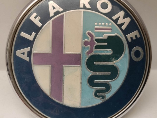 214170 Alfa Romeo 159 2005-2011 hátsó nem nyomógombos embléma, a képen látható állapotban