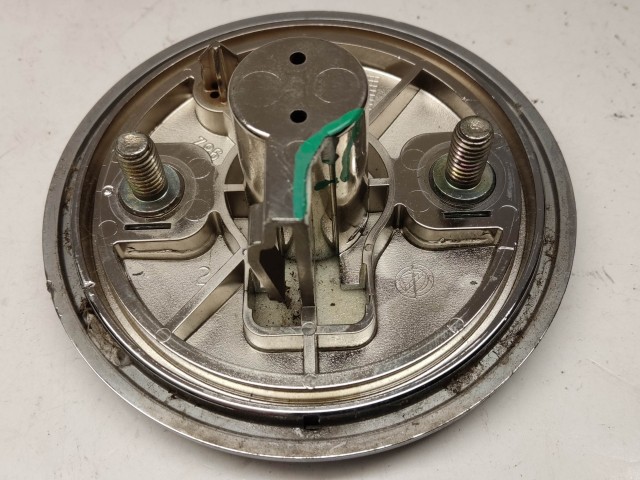 214171 Alfa Romeo 159 2005-2011 hátsó nem nyomógombos embléma, a képen látható állapotban