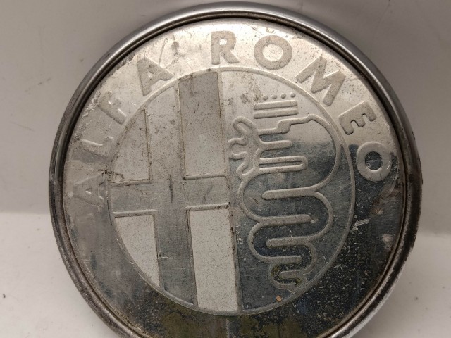 214171 Alfa Romeo 159 2005-2011 hátsó nem nyomógombos embléma, a képen látható állapotban