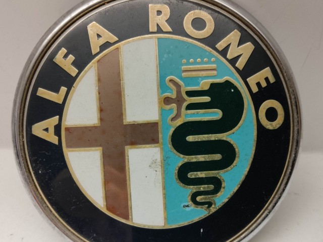 214172 Alfa Romeo 159 2005-2011 hátsó nem nyomógombos embléma, a képen látható állapotban