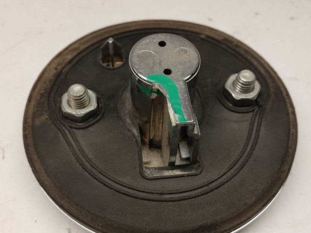 214173 Alfa Romeo 159 2005-2011 hátsó nem nyomógombos embléma, a képen látható állapotban