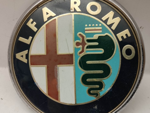 214173 Alfa Romeo 159 2005-2011 hátsó nem nyomógombos embléma, a képen látható állapotban