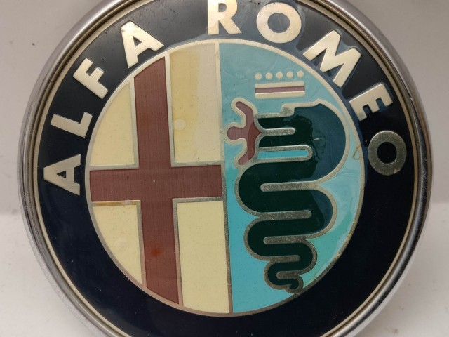 214174 Alfa Romeo 159 2005-2011 hátsó nem nyomógombos embléma, a képen látható állapotban