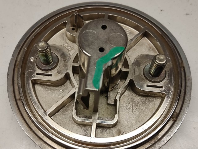 214174 Alfa Romeo 159 2005-2011 hátsó nem nyomógombos embléma, a képen látható állapotban