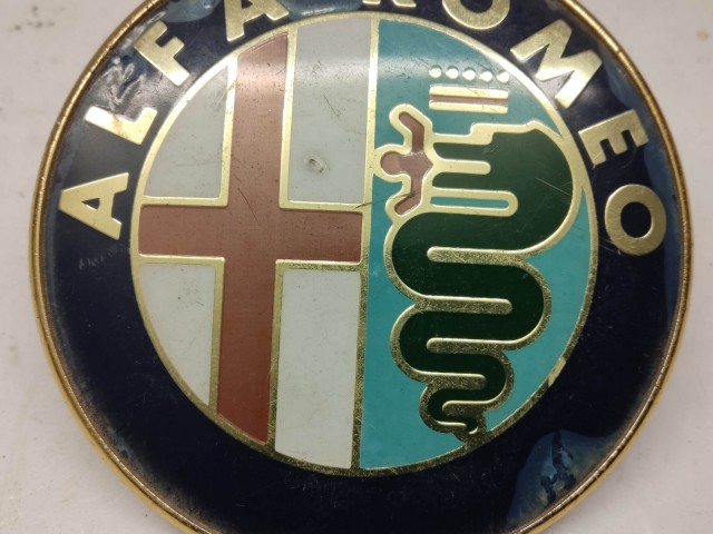 214190 Alfa Romeo 145,146,155,156,166 hátsó embléma, a képen látható állapotban 