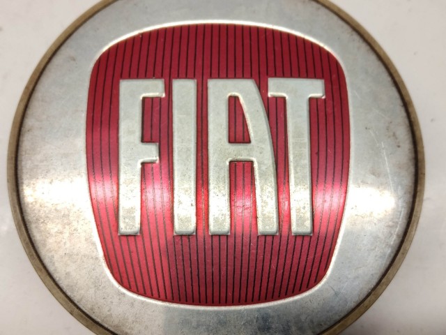 Fiat Freemont 2011-2015 Felni közép kupak használt, a képen látható sérüléssel Bordó 