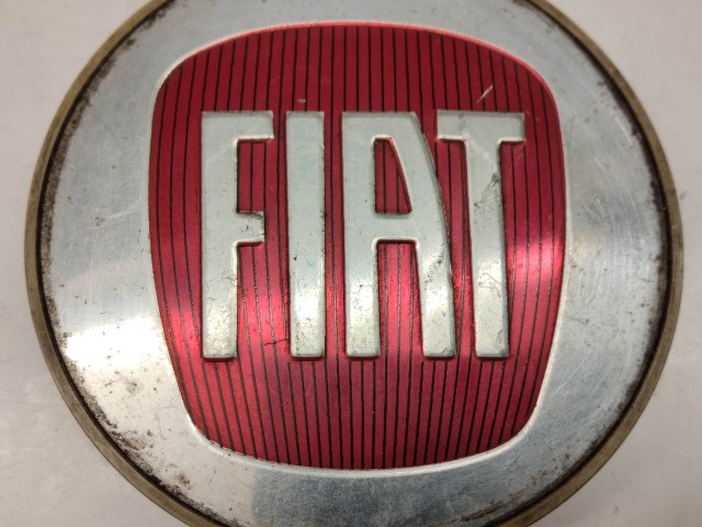 Fiat Freemont 2011-2015 Felni közép kupak használt  Bordó  a képen látható sérüléssel