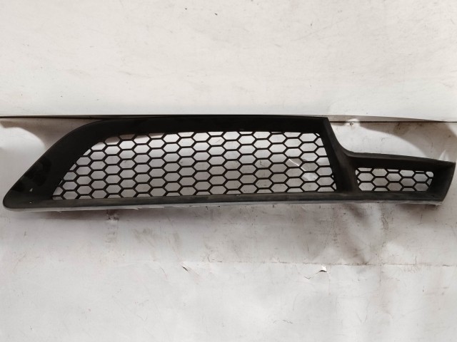 60287 Alfa Romeo GT 2003-2010 bal első alsó díszrács, a képen látható sérüléssel