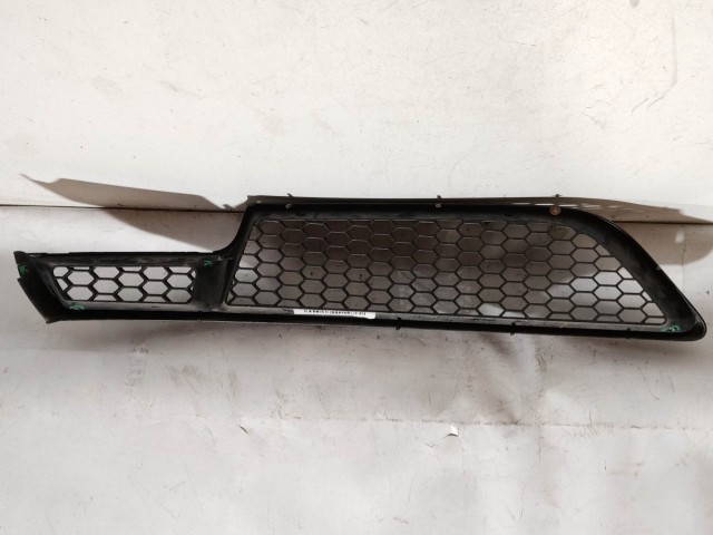 60287 Alfa Romeo GT 2003-2010 bal első alsó díszrács, a képen látható sérüléssel