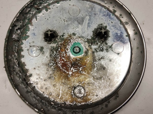 214272 Fiat Grande Punto, Stilo, Croma, Multipla, Doblo II. kék színű első embléma 98 mm átmérő , rögzítőcsavar törött!!!