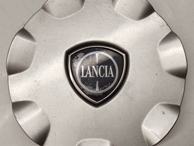214293 Lancia Delta 2008-2014 felni közép kupak, a képen látható 1 rögzítő fűl törött