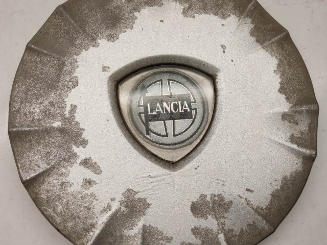 105400 Lancia Ypsilon II. 2003-2011 felni közép kupak, a képen látható állapotban