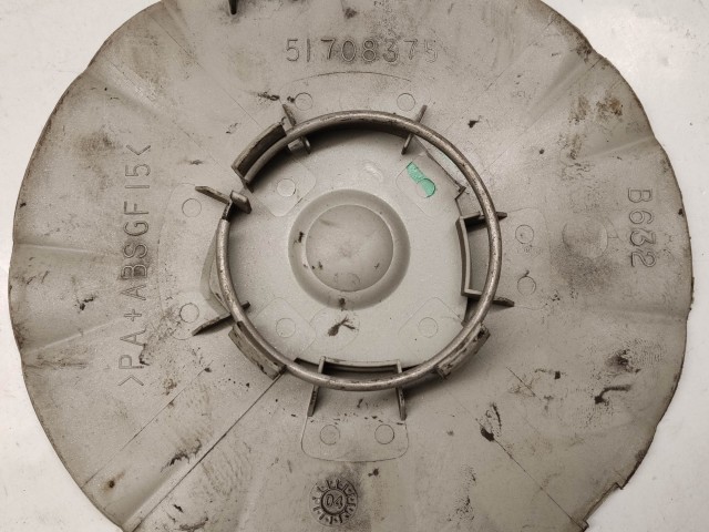 214301 Lancia Ypsilon II. 2003-2011 felni közép kupak, a képen látható állapotban, egy rögzítő fül törött, hiányzik