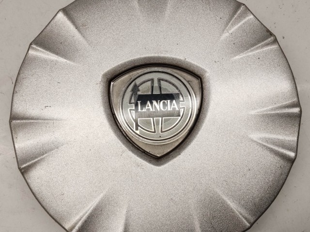 214302 Lancia Ypsilon II. 2003-2011 felni közép kupak, a képen látható állapotban