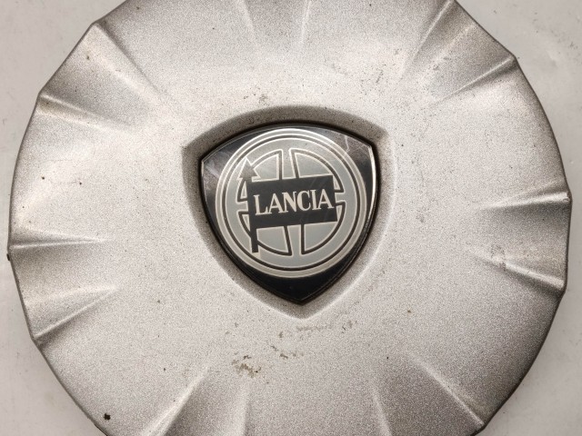 214303 Lancia Ypsilon II. 2003-2011 felni közép kupak, a képen látható állapotban