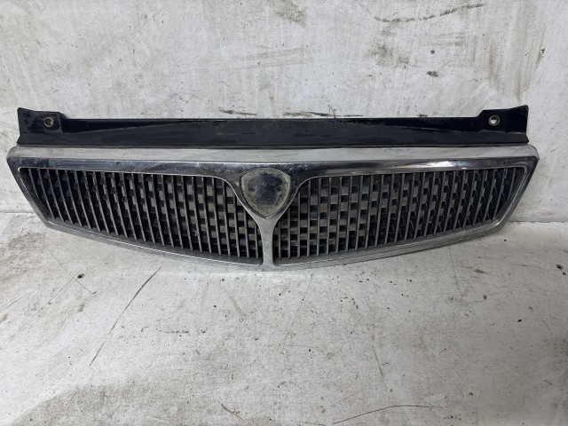212924 Lancia Delta 1993-1999 1993-1999 Díszrács használt  első a képen látható sérüléssel