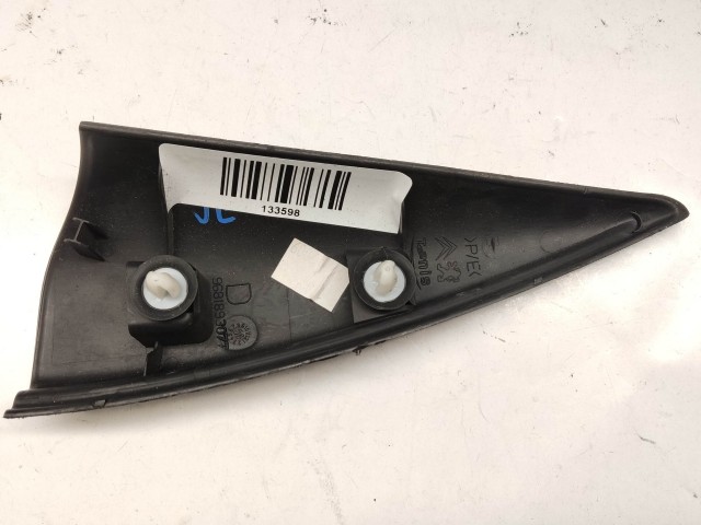 C oszlop kárpit, burkolat