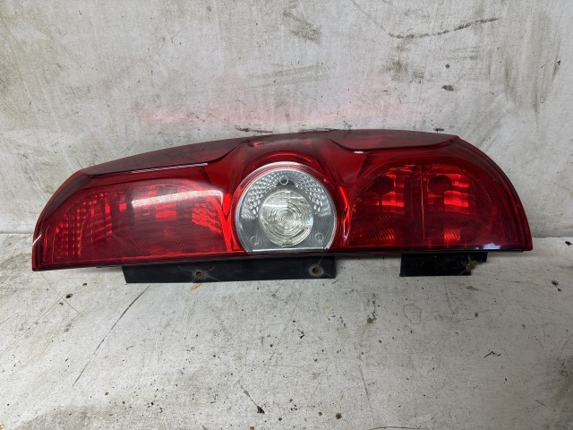 212935 Fiat Doblo III.  2009-2015 2009-2015 Lámpa , Fényszóró használt  jobb hátsó Mako a képen látható sérüléssel